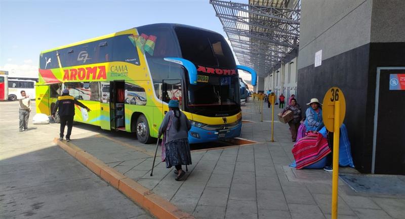 Pasajeros denuncian que empresas aumentaron el precio de los pasajes.