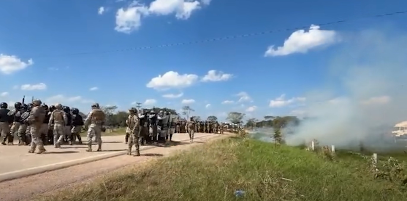 Operativo de desbloqueo en la carretera Santa Cruz-Beni. Foto: captura video