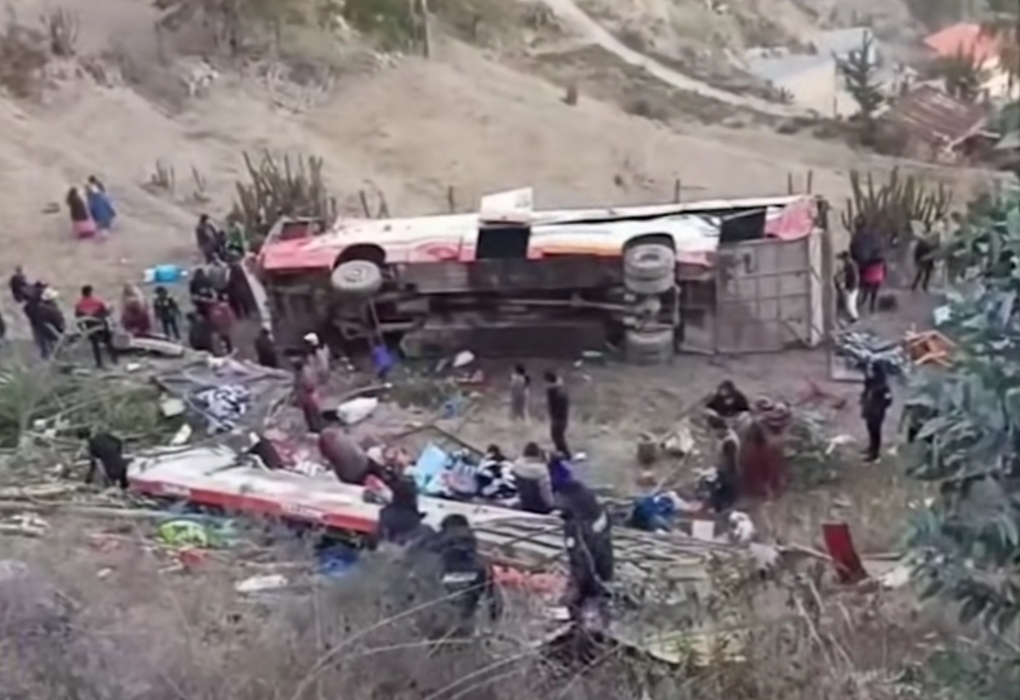 El bus se volcó en la carretera a Charazani. Imagen: Captura Bolivia Tv.