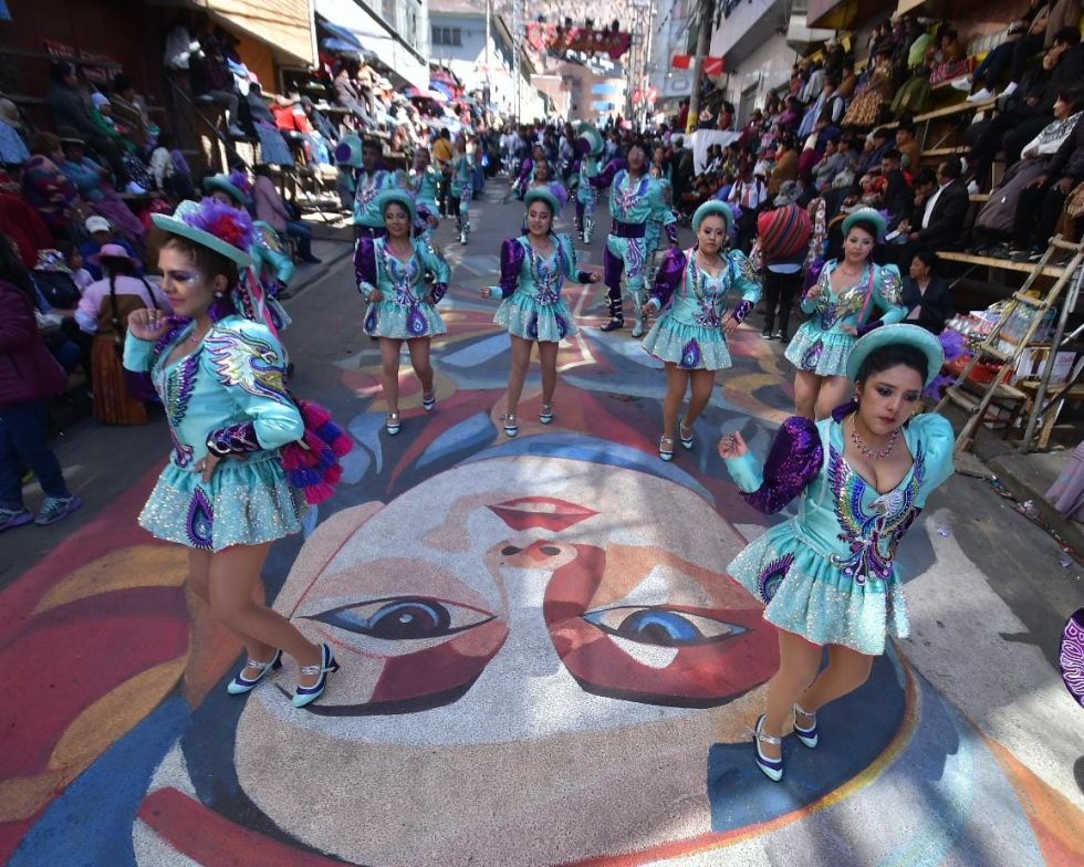 El apoyo a los bailarines se siente desde las graderías.