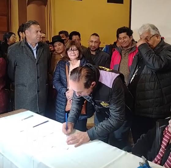 La noche del martes, el Alcalde de La Paz firmó un acuerdo con las empresas de aseo.