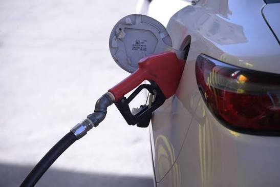 Carga de gasolina en una estación de servicio. Foto: Archivo.