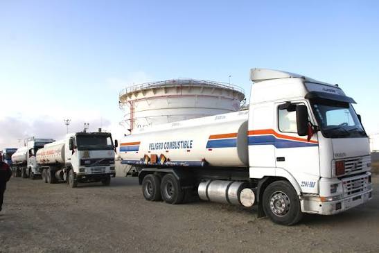 Camiones cisterna de combustibles. Foto: YPFB.