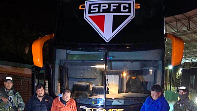 En total, cinco personas fueron aprehendidas y los dos buses quedaron retenidos mientras continúan las investigaciones.