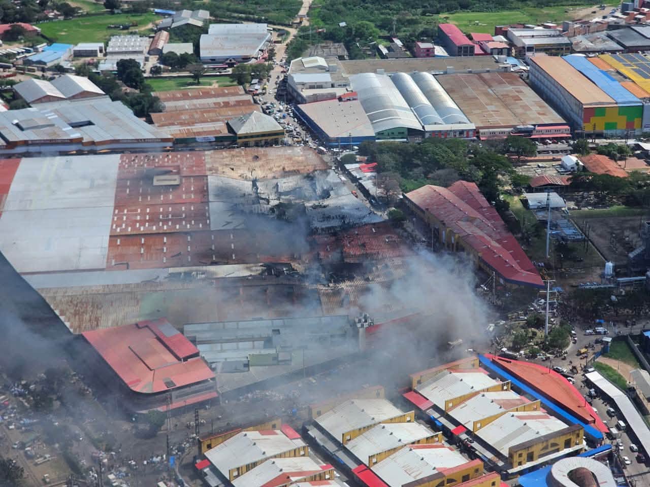 Imagen aérea de la magnitud del incendio en la feria Barrio Lindo. Foto: Ministerio de Defensa - archivo