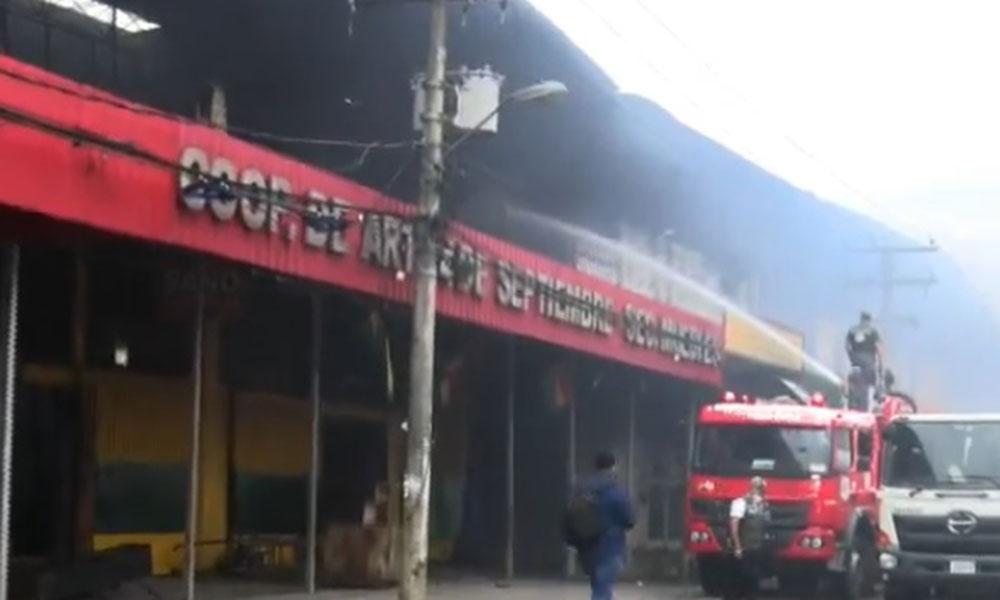 Combate contra el fuego en la feria Barrio Lindo. Foto: captura de pantalla