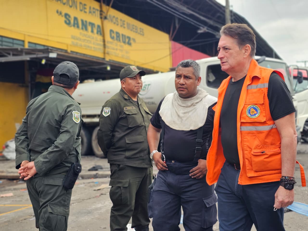 El viceministro de Defensa Civil, Roberto Rivero, inspecciona los trabajos tras el incendio en la feria Barrio Lindo. Foto: Defensa Civil