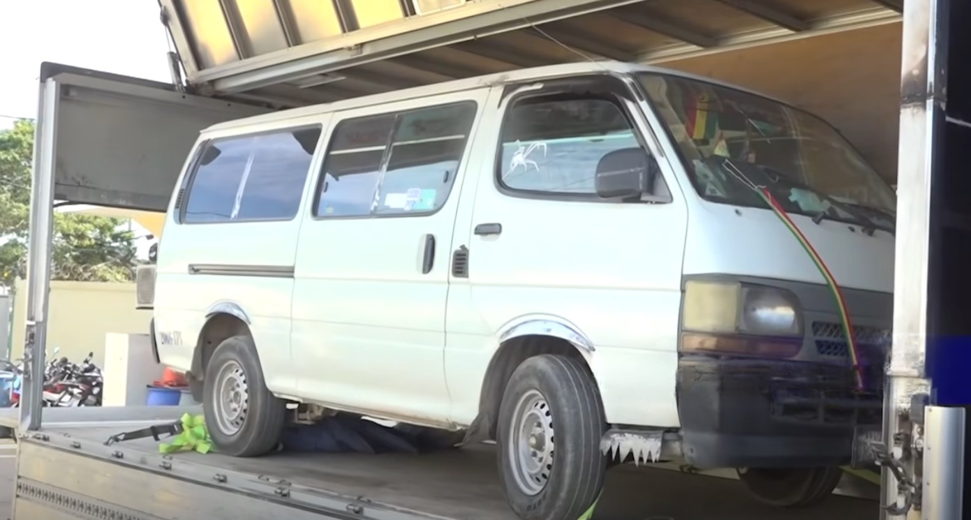 El minibus sobre un camión. Foto: captura video