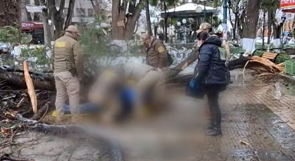Labores de la Policía para rescatar el cadáver de una mujer. Foto: captura video