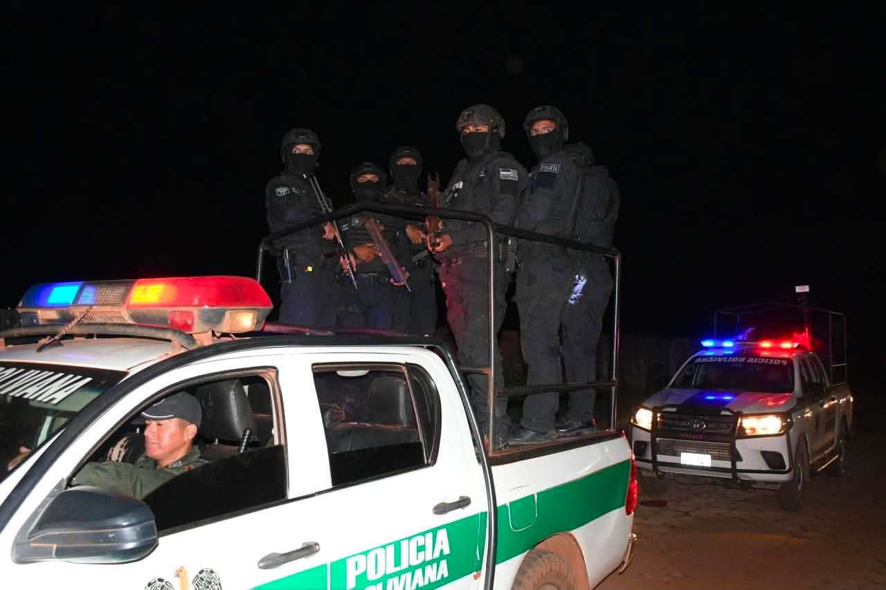 Efectivos sobre una camioneta de la Policía. Foto: Ministerio de Gobierno
