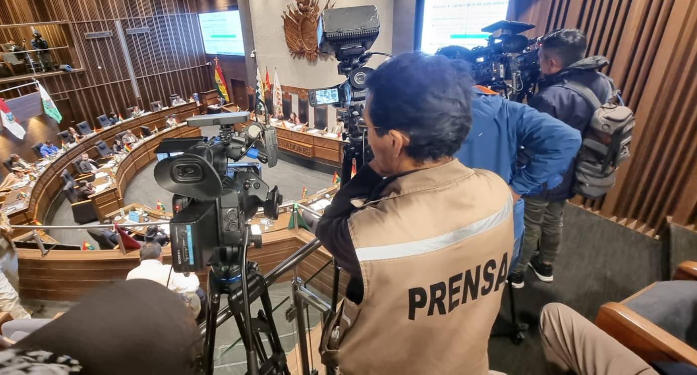 Un grupo de camarógrafos en la sesión del Senado. Foto: Erbol