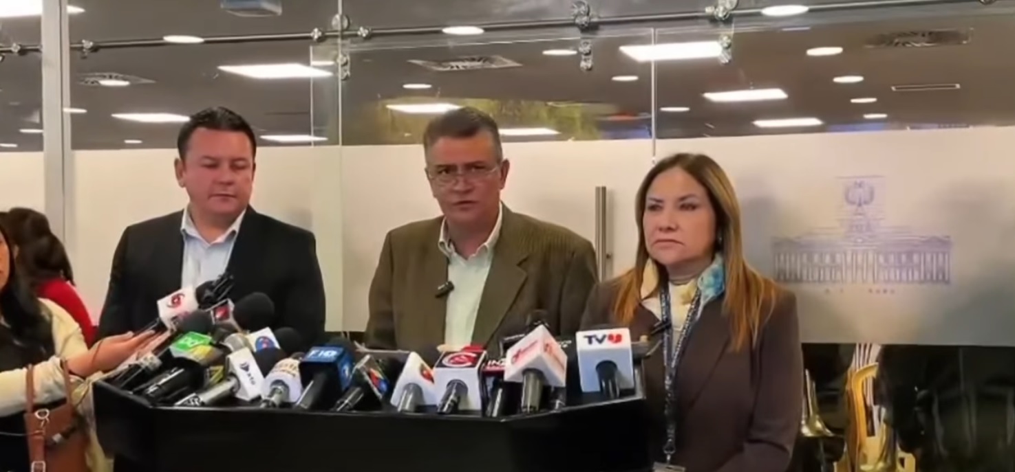 El senador Ernesto Suárez en conferencia de prensa.
