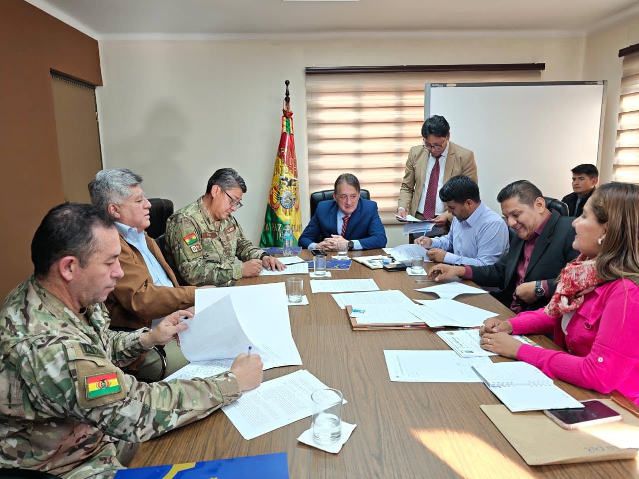 El encuentro entre las autoridades de Gobierno con alcaldes cruceños. Foto: Defensa Civil