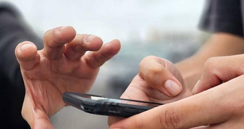 Imagen referencial del robo de un celular. Foto. internet