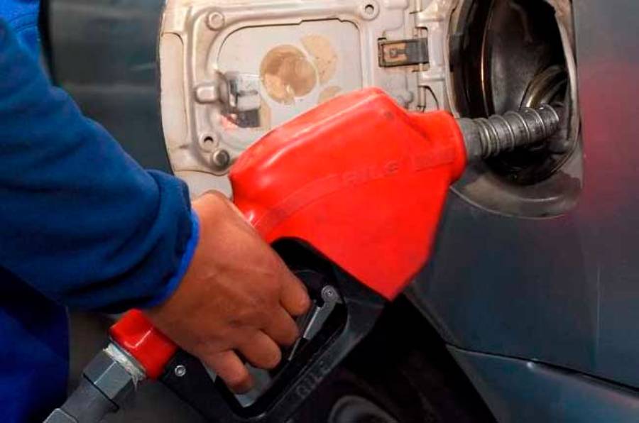 Imagen referencial del carguío de combustible. Foto: internet