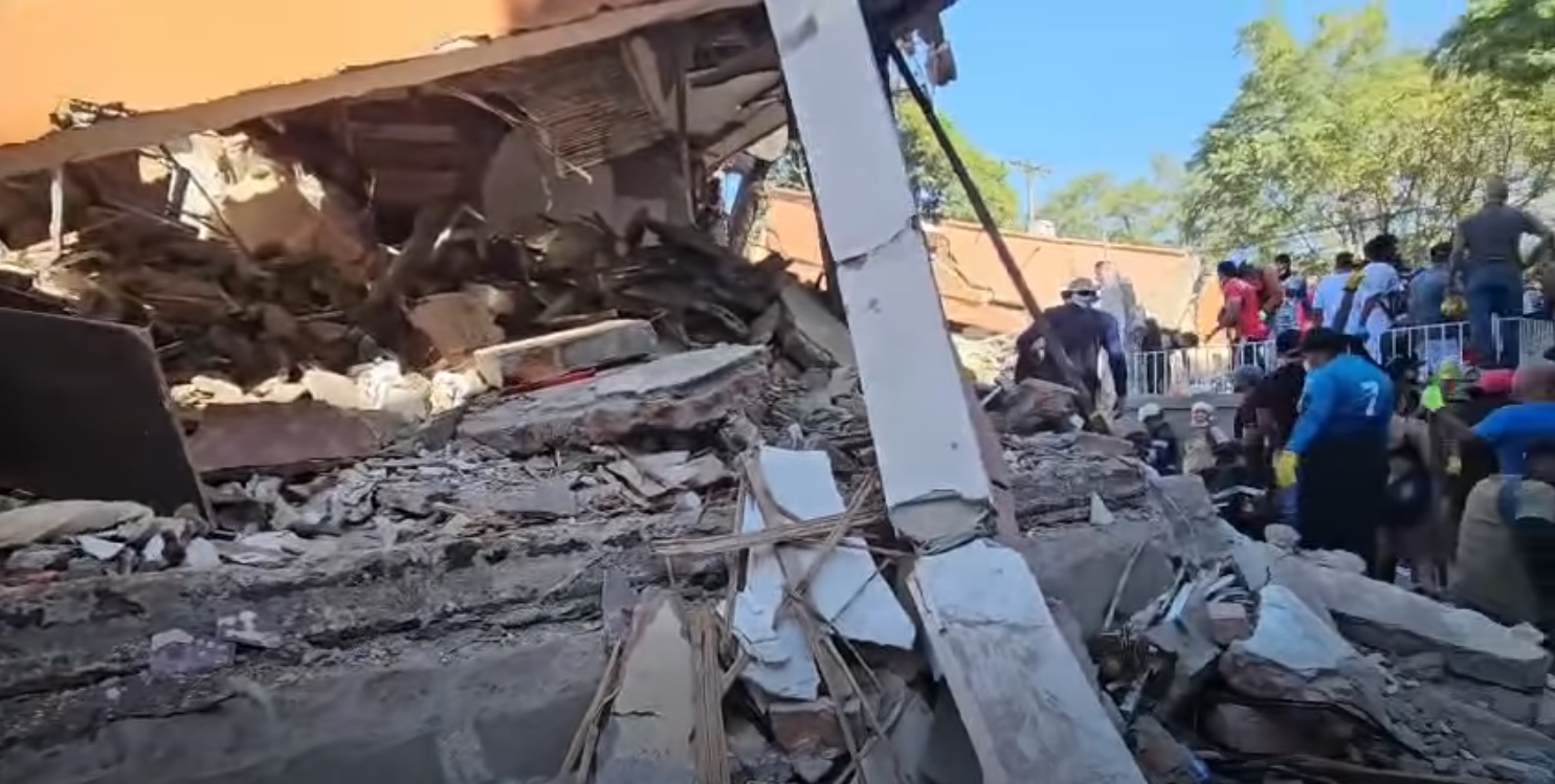 Las autoridades priorizan las tareas de rescate de personas que se encuentran bajo los escombros. Foto: Captura de pantalla.