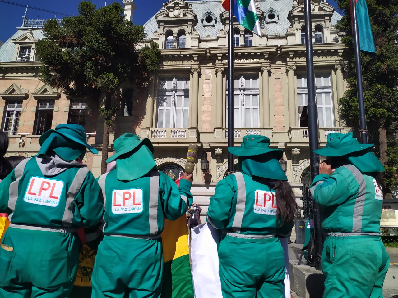 Trabajadores de La Paz Limpia protestaron este martes frente al Palacio Consistorial. Foto: ERBOL