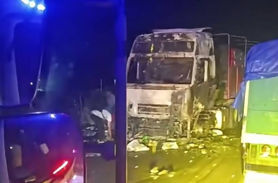 El tractocamión afectado por el fuego. Foto; captura video