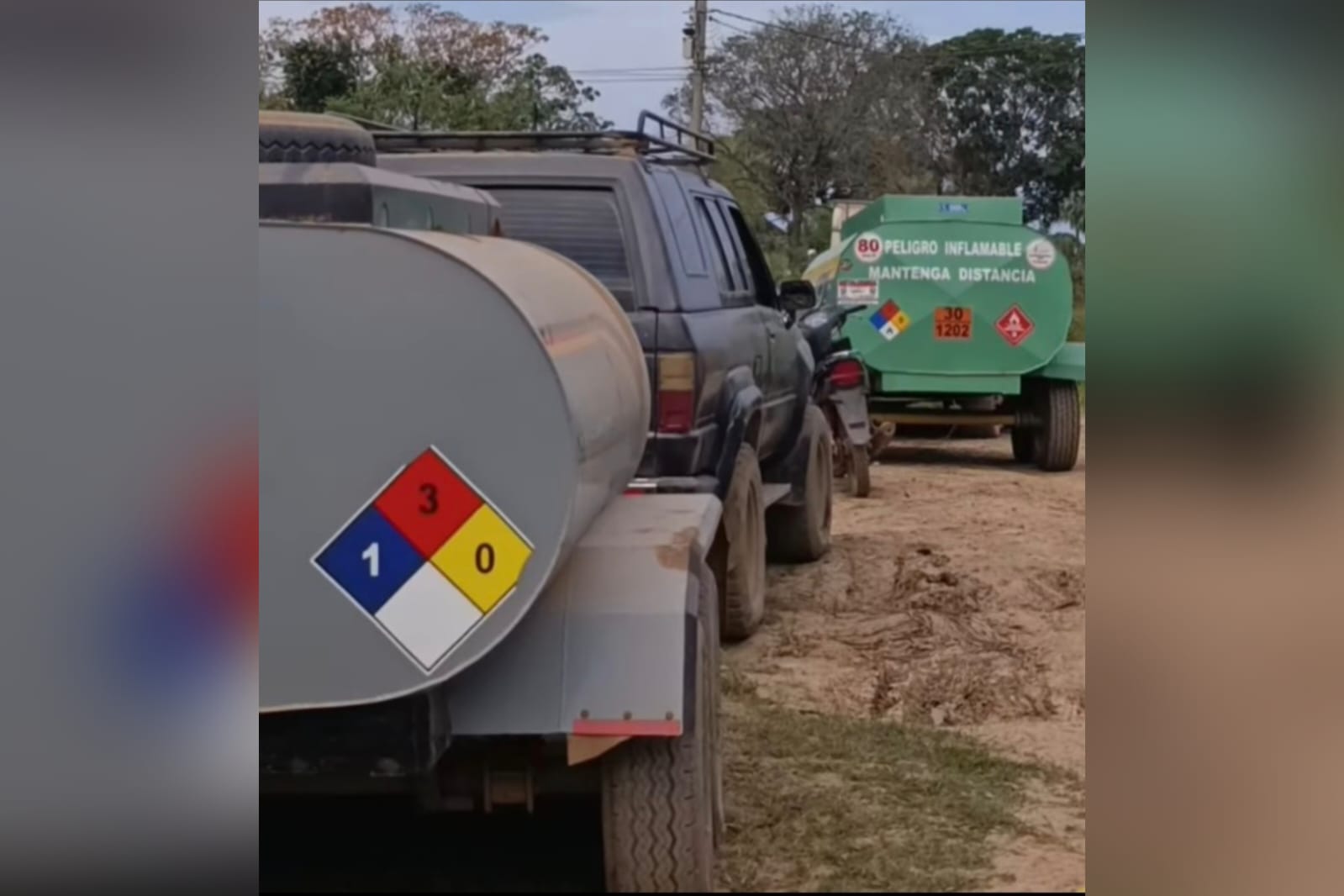Los vehículos con los tanques móviles. Foto: captura video