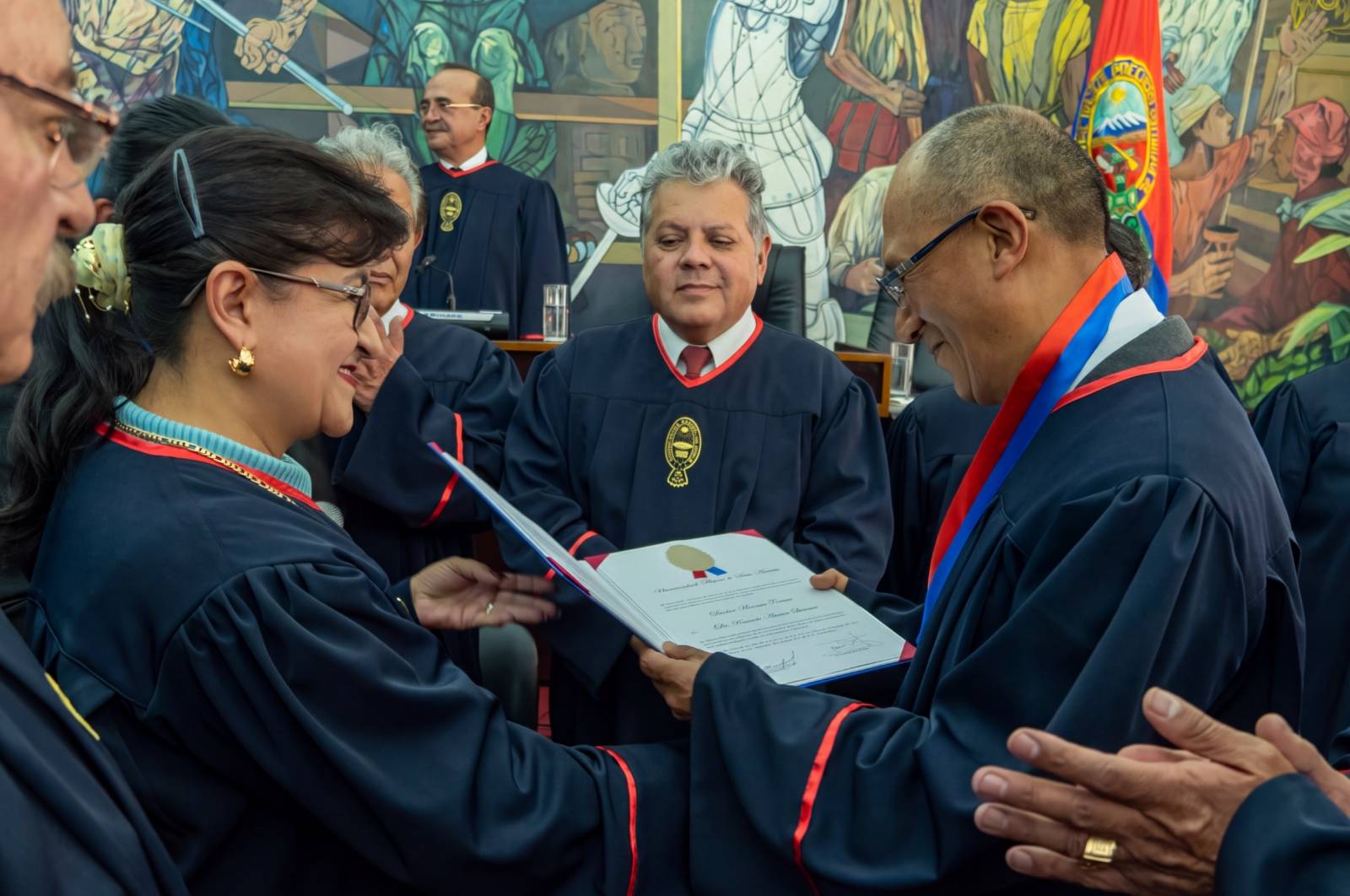 Ricardo Amaru recibe el reconocimiento. Foto: UMSA