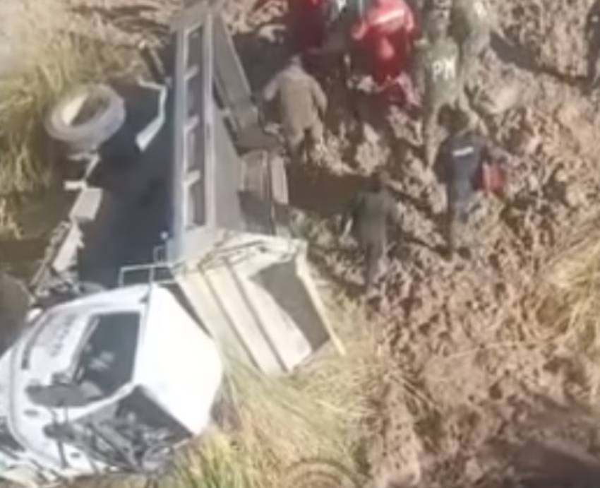 La volqueta que sufrió el accidente. Foto: captura video