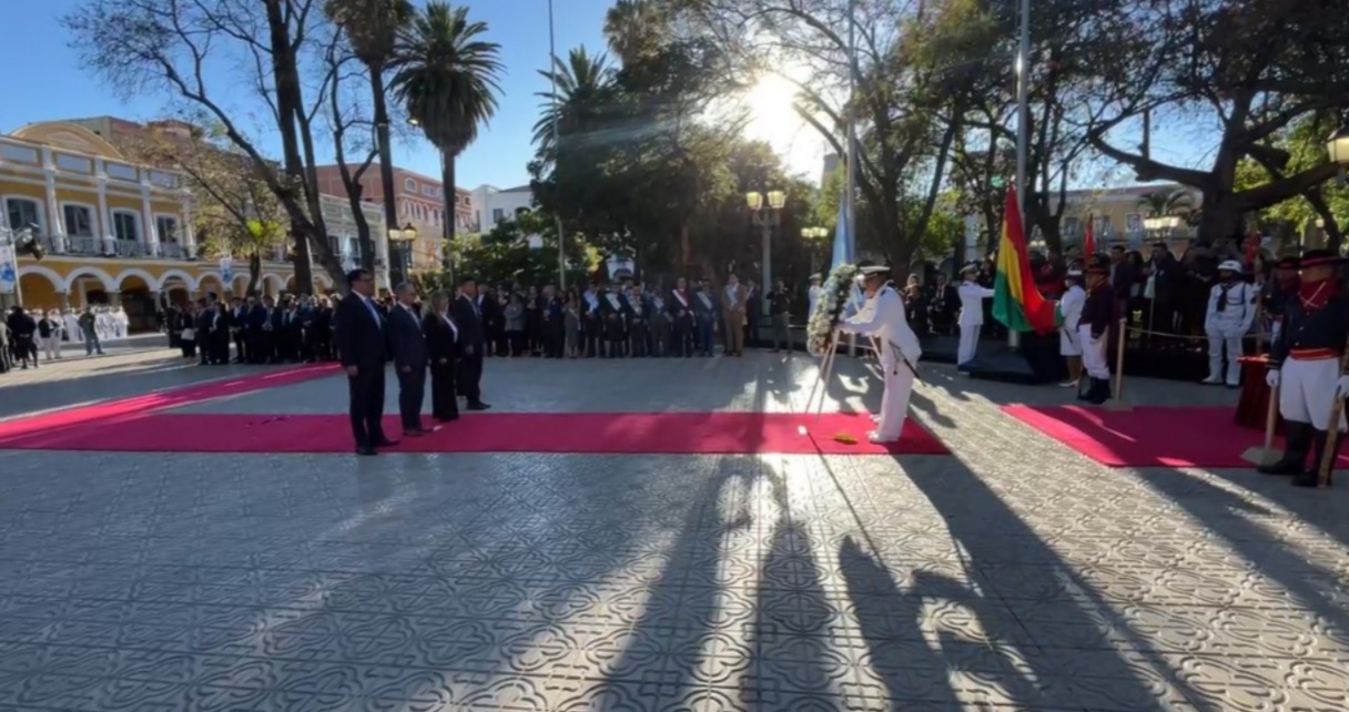 Varias instituciones llegaron a la plaza 14 de Septiembre para las ofrendas florales. Imagen: Captura.