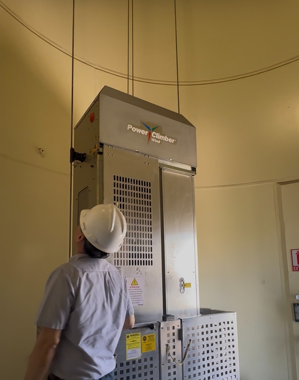 Técnicos especializados ejecutan trabajos de mantenimiento preventivo. Foto: ENDE.