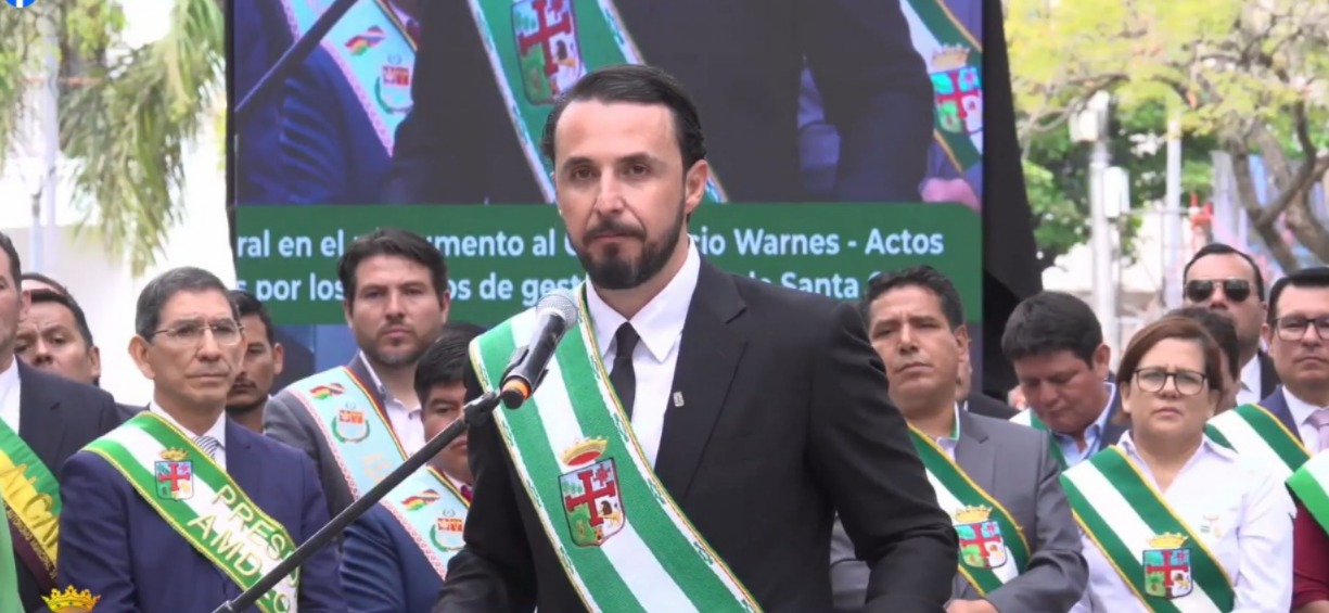 El gobernador de Santa Cruz, Juan Pablo Velasco, en un acto oficial. Imagen: Captura.