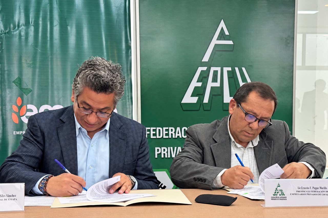 El gerente de Emapa, Sergio Siles, y el presidente de la FEPCH, Ernesto Poppe, firmaron un convenio. Foto: Emapa.