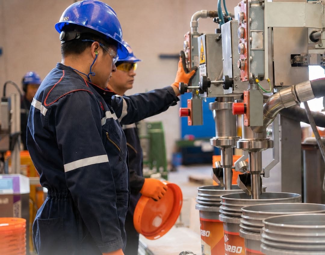 Personal técnico en la refinería de YPFB. Foto: GOBCOM.