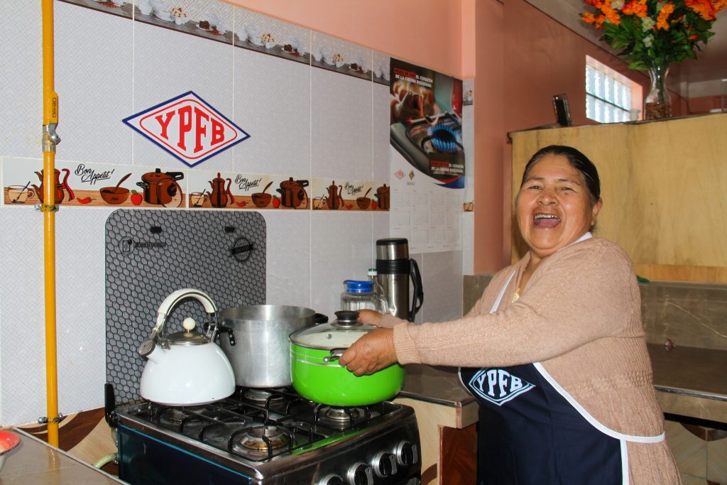 Una ama de casa beneficiaria de gas domiciliario. Foto: gastransboliviano.com.
