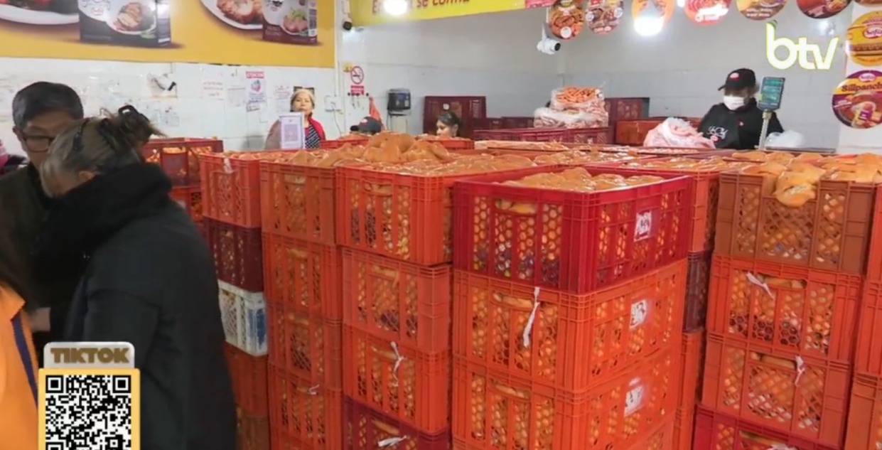 En comercios de la zona Garita de la ciudad de La Paz hay más oferta de pollo. Imagen: Captura Bolivia Tv.