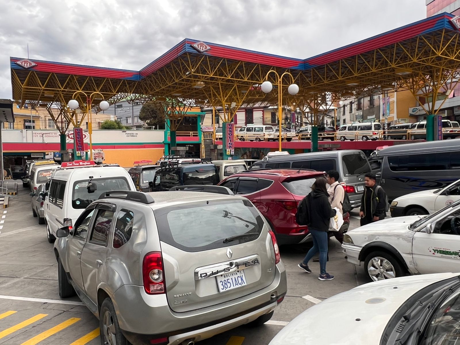 Venta de combustibles en una estación de servicio de La Paz. Foto: Archivo.