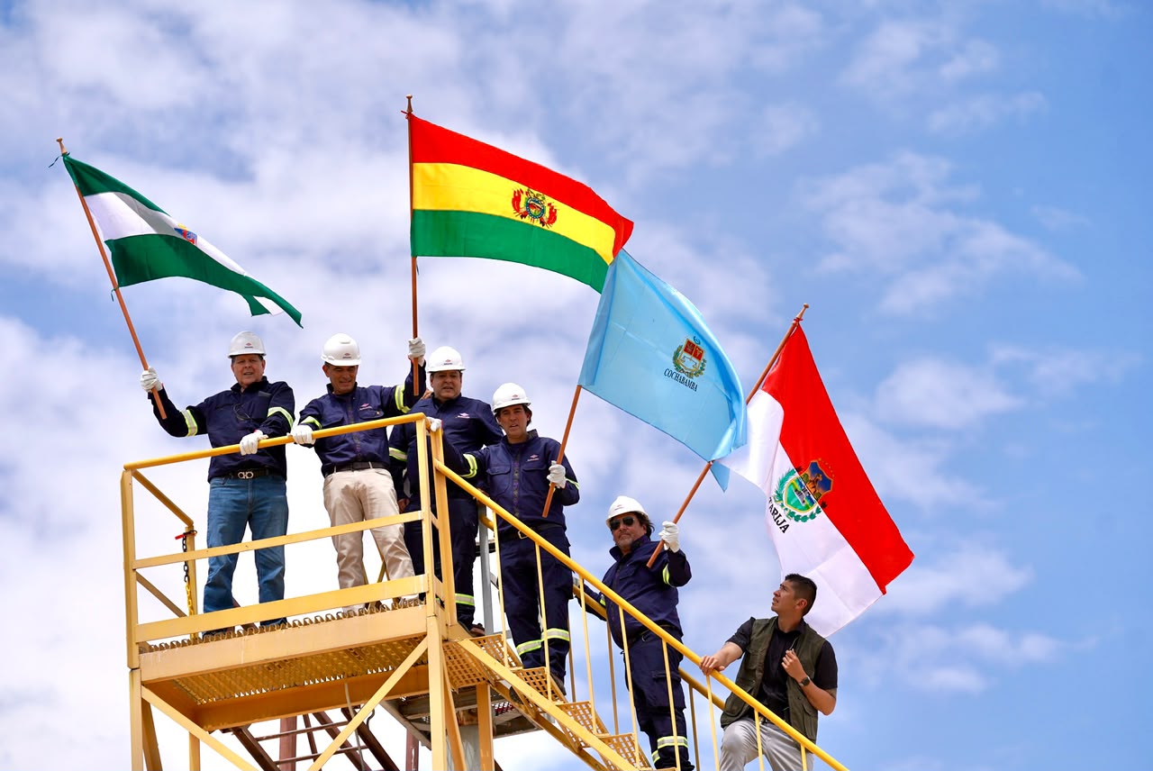 Autoridades del Gobierno visitaron la refinería de Cochabamba. Foto: YPFB.