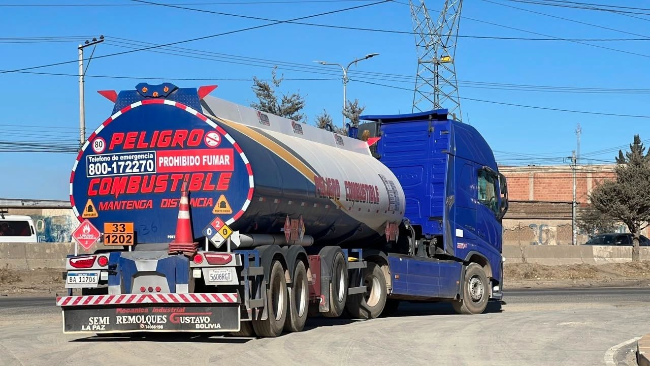 Camión cisterna de transporte de combustibles. Foto: YPFB.