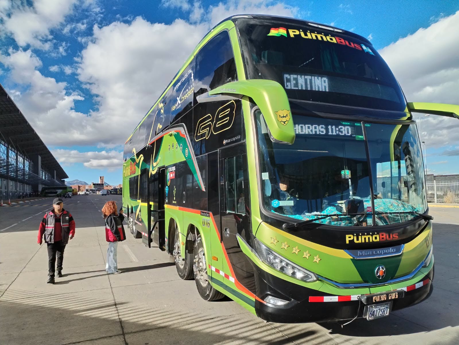 Un bus de una ruta internacional en la Terminal Metropolitana de El Alto. Foto: Redes sociales.