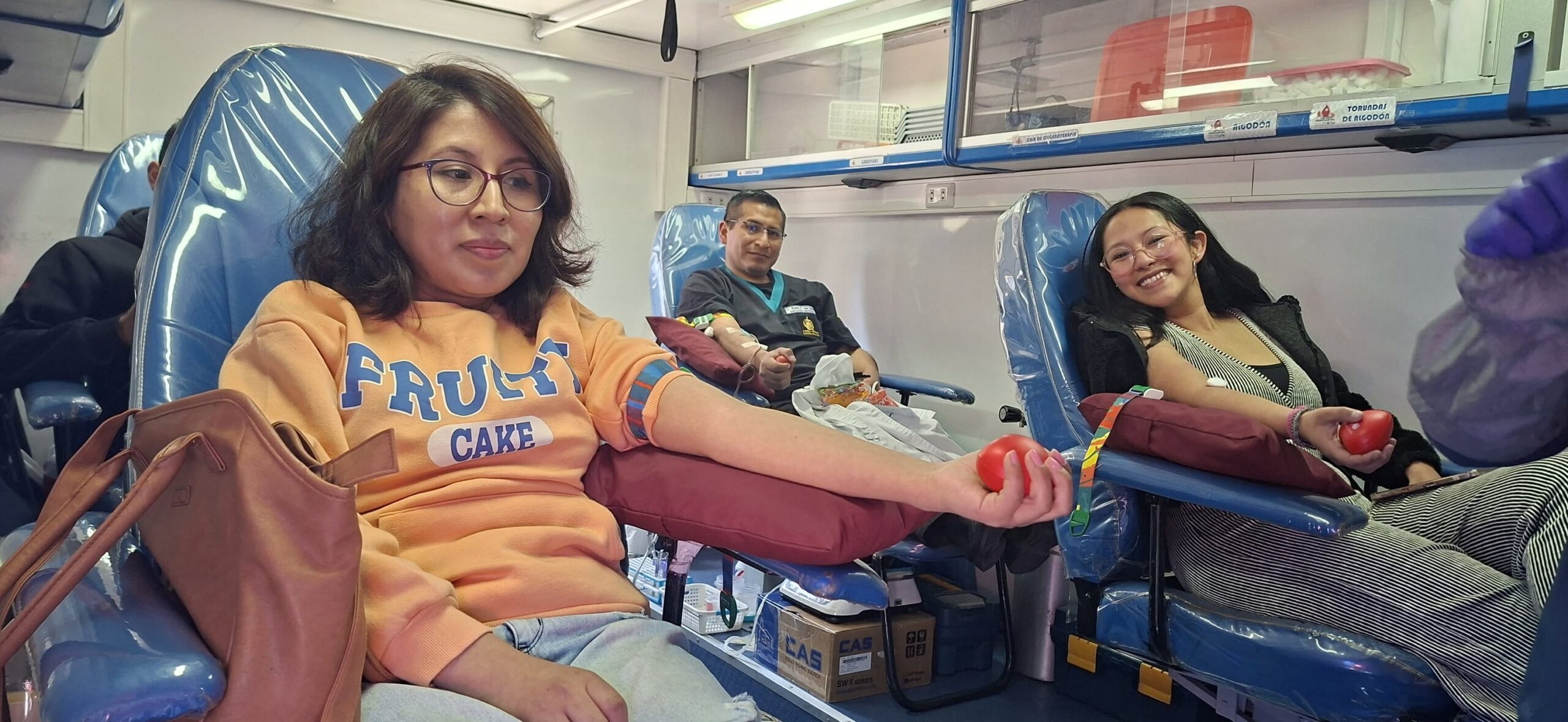 Jóvenes donan sangre en las instalaciones del Hemocentro de la zona Miraflores. Foto: Redes sociales.