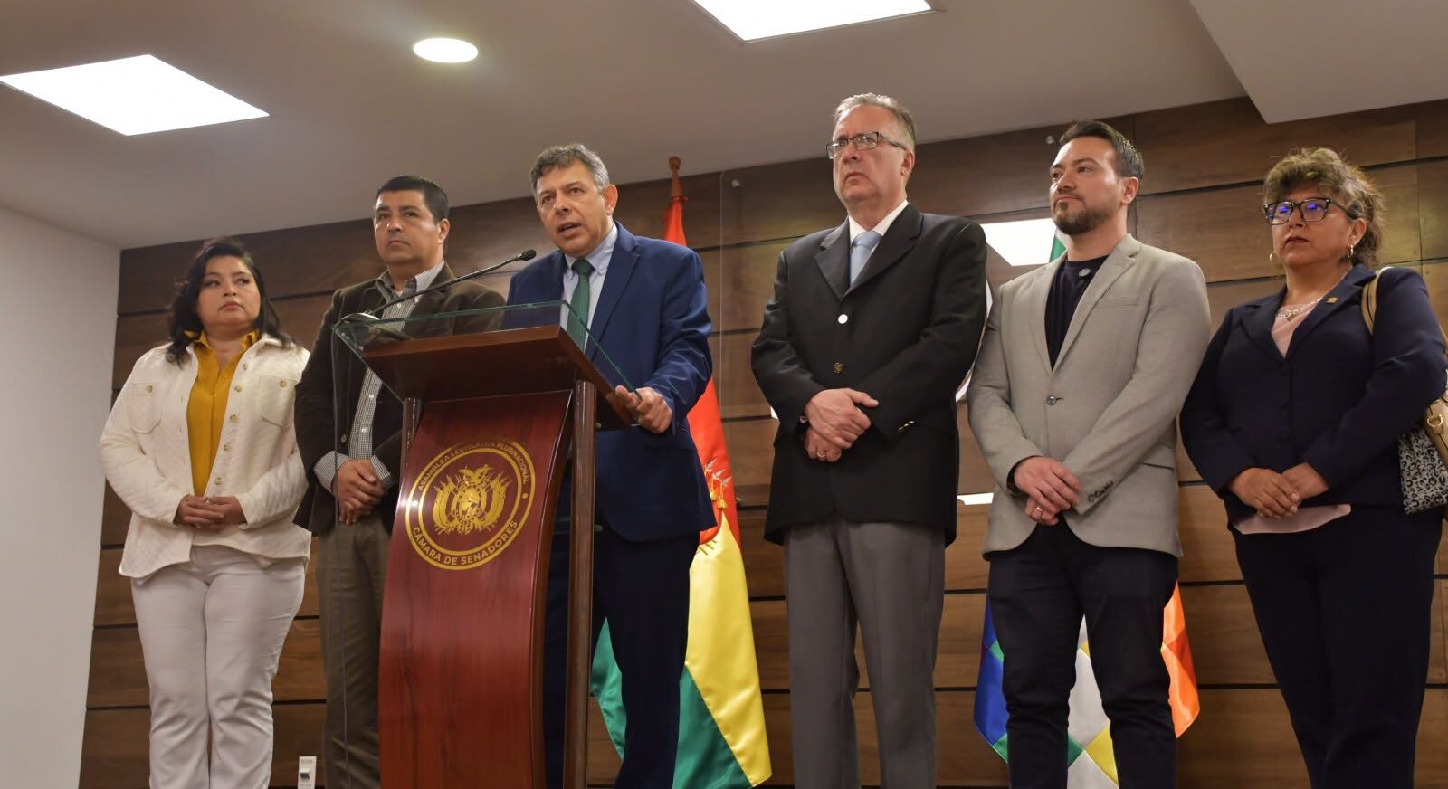 Senadores y diputados en conferencia de prensa. Foto: Cámara de Senadores.