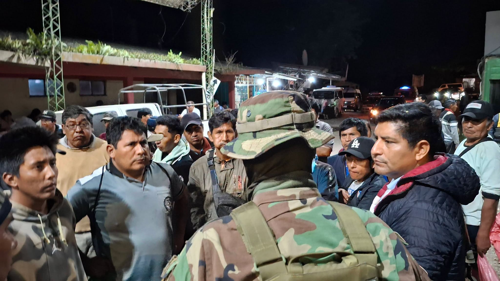 Cocaleros toman reten de la FELCN en el Trópico de Cochabamba.