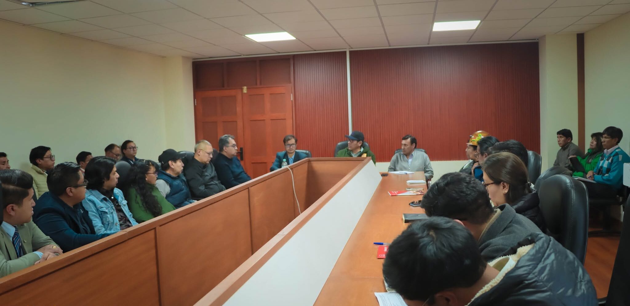 El gobernador René Joaquino reunido con diferentes sectores empresariales. Foto: Gobernación de Potosí.