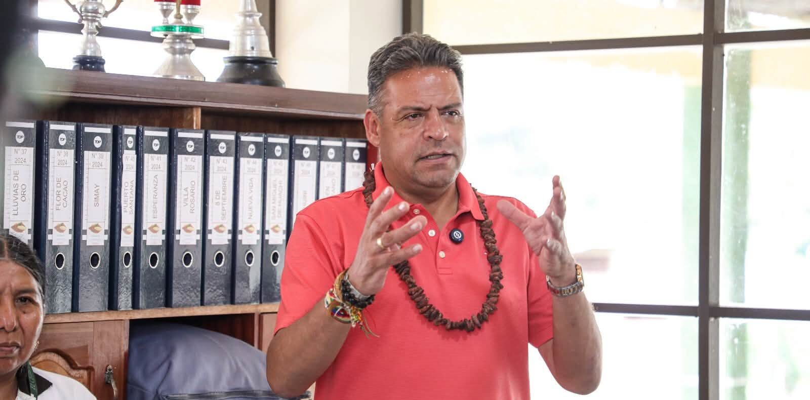 El gobernador Luis Revilla en Palos Blancos. Foto: Gobernación de La Paz.