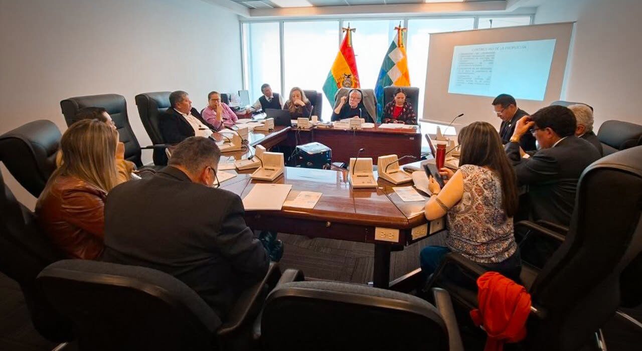 El diputado Juan Del Granado en reunión con jefes de bancada. Foto: Cámara de Diputados.