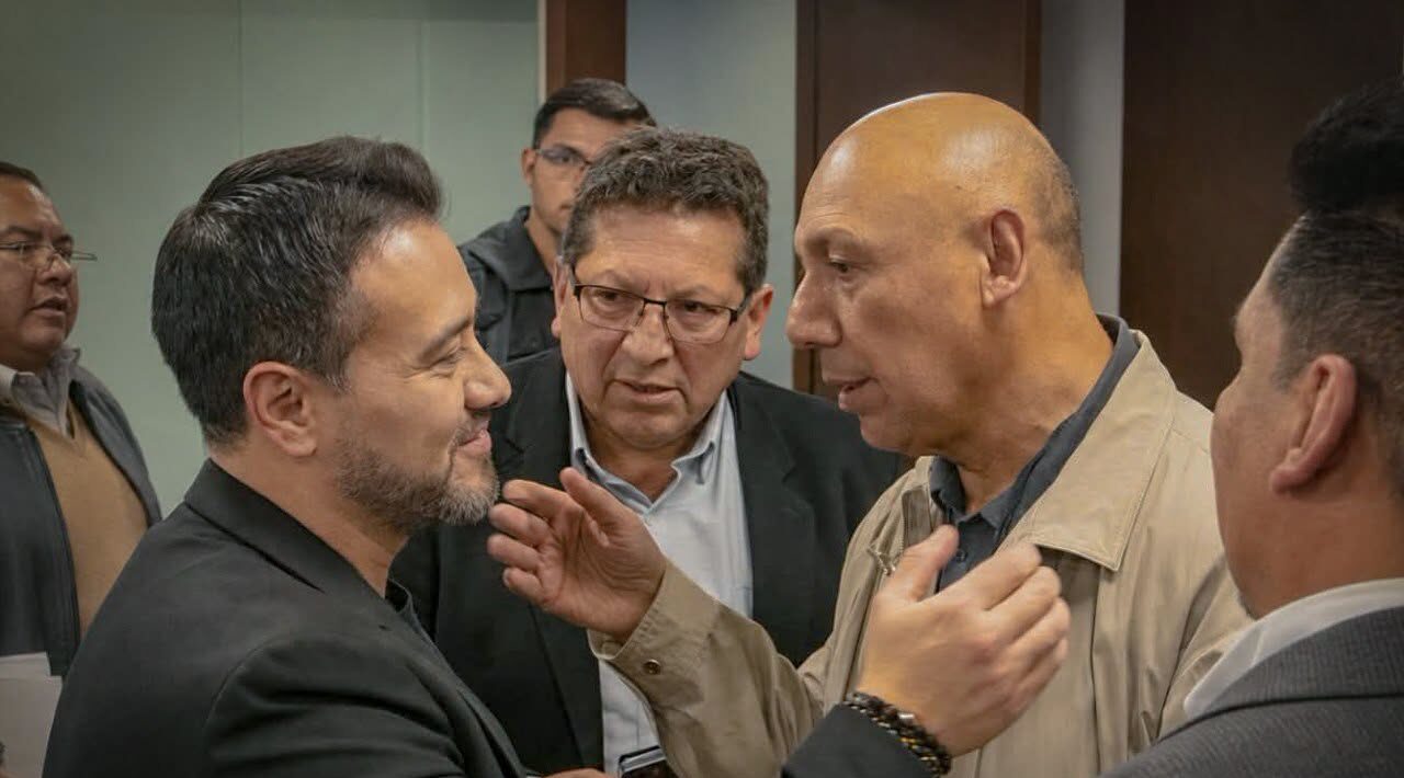 El diputado Alejandro Reyes señala que la norma devolverá los derechos a policías y militares. Foto: Cámara de Diputados.