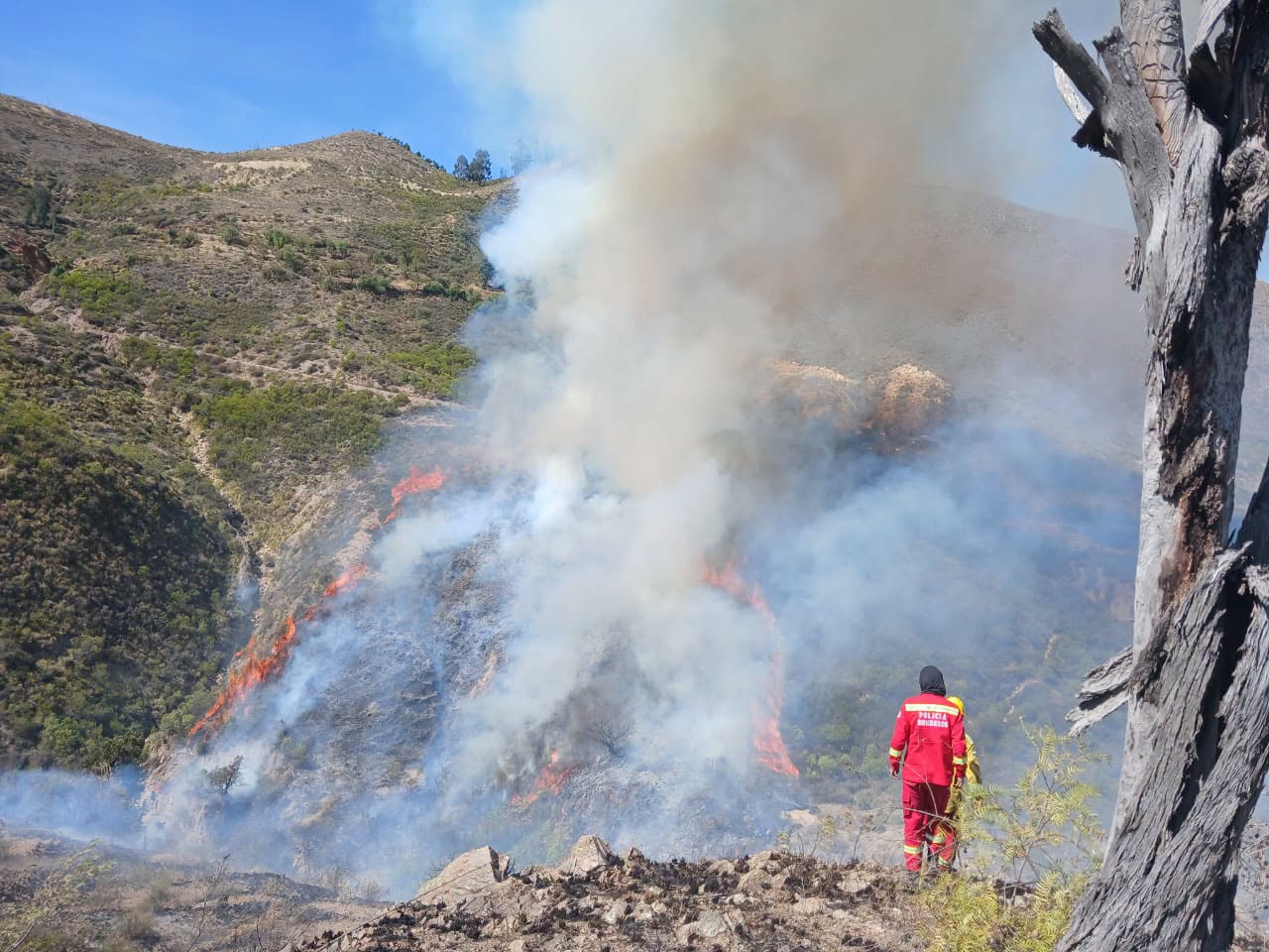 El incendio en la comunidad Katalla K’asa de Sucre. Foto: Policía Chuquisaca