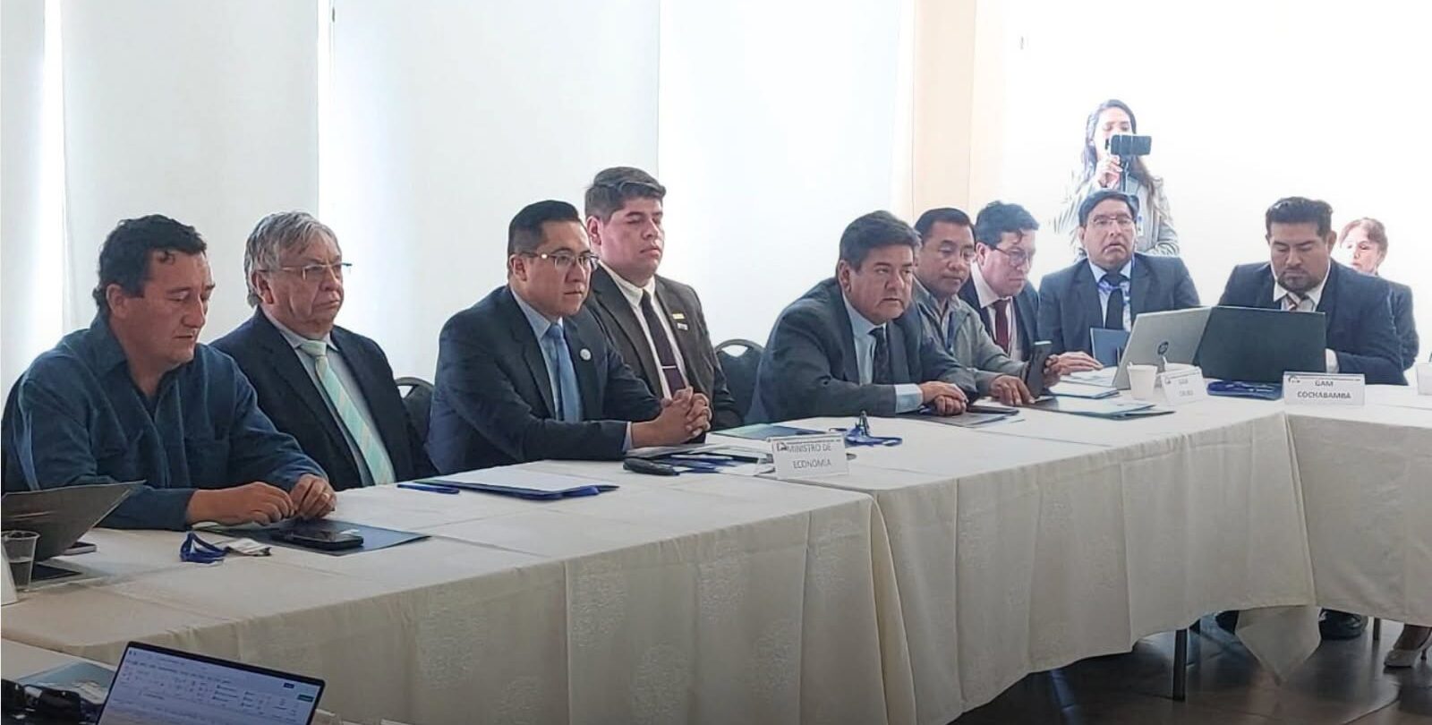 El ministro Christian Andrés Morales reunido junto a representantes municipales. Foto: Ministerio de Economía.