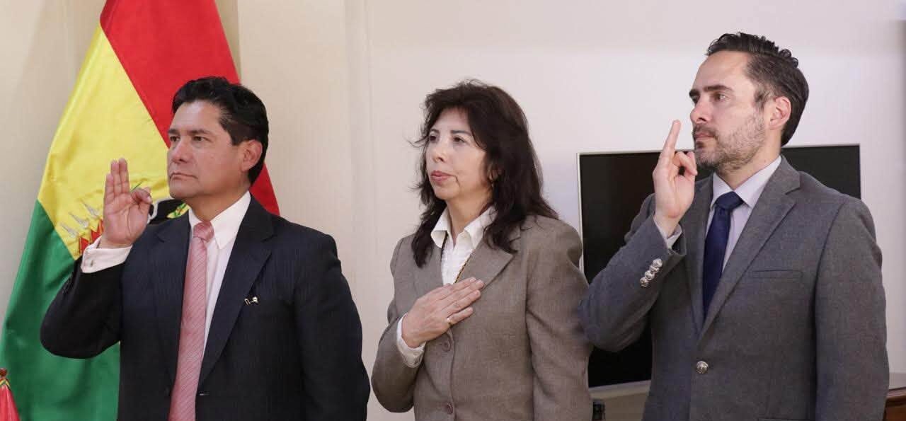 Juramento de ley a las nuevas autoridades de Hidrocarburos