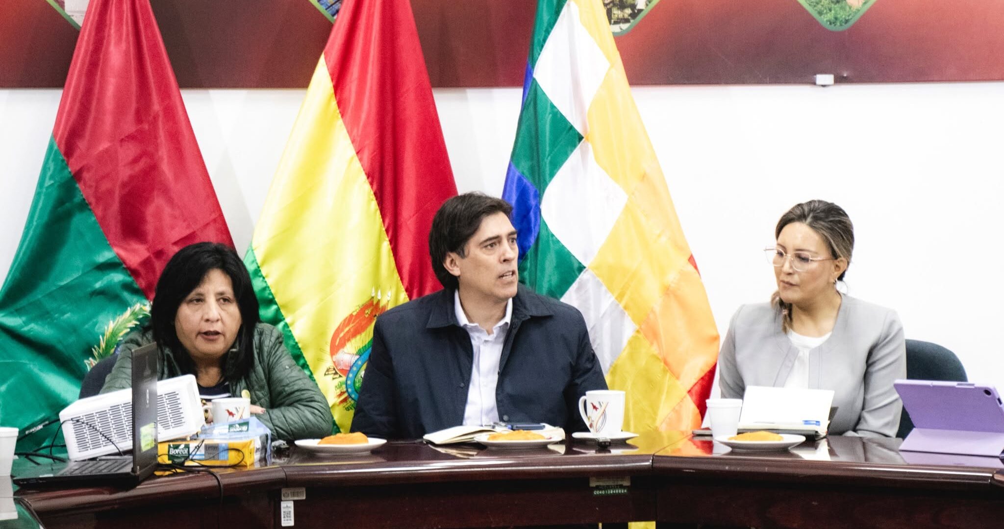 El ministro Mauricio Zamora junto a legisladores paceños. Foto: Brigada Parlamentaria de La Paz.