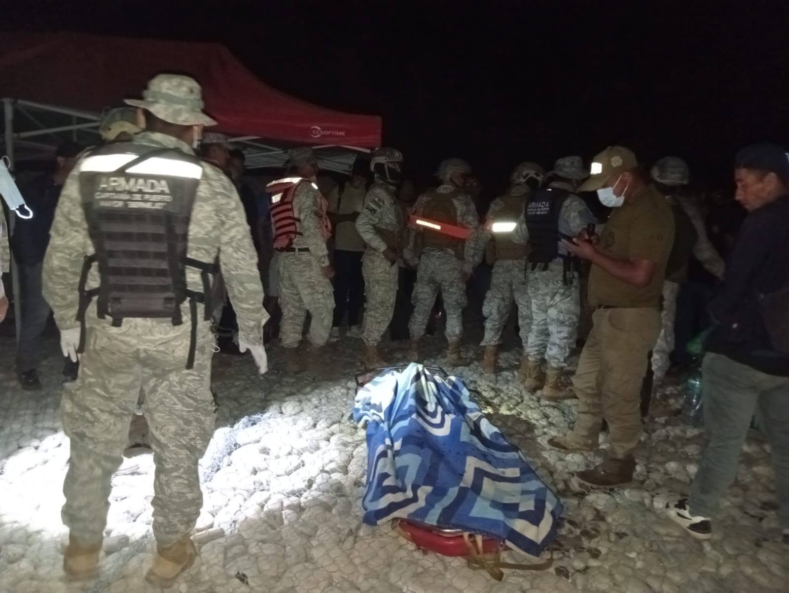 El cuerpo rescatado. Foto: Defensa Civil