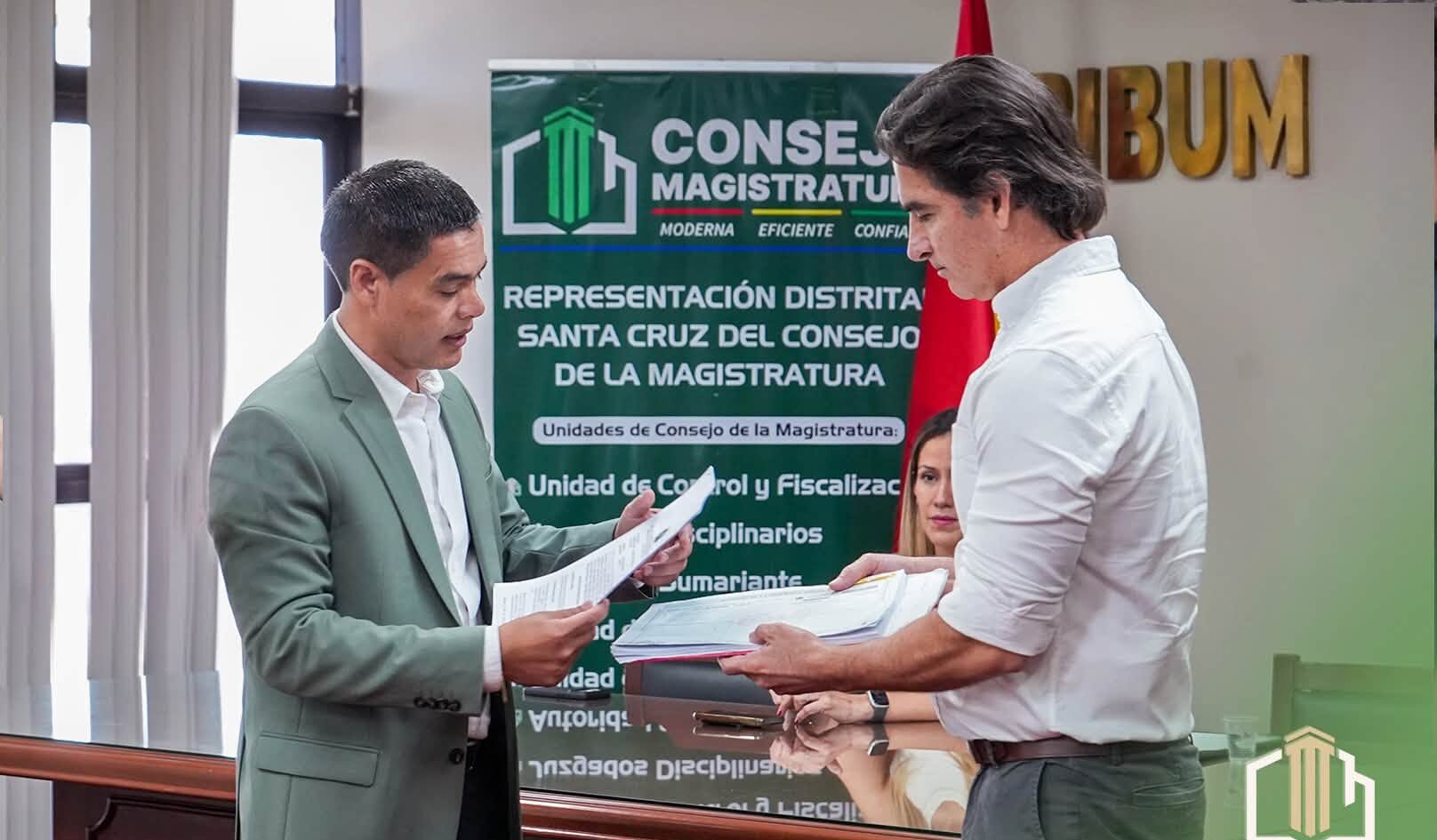 El presidente de la Magistratura, Carlos Spencer Arancibia, entrega la documentación al alcalde Manuel Saavedra. Foto: Magistratura.