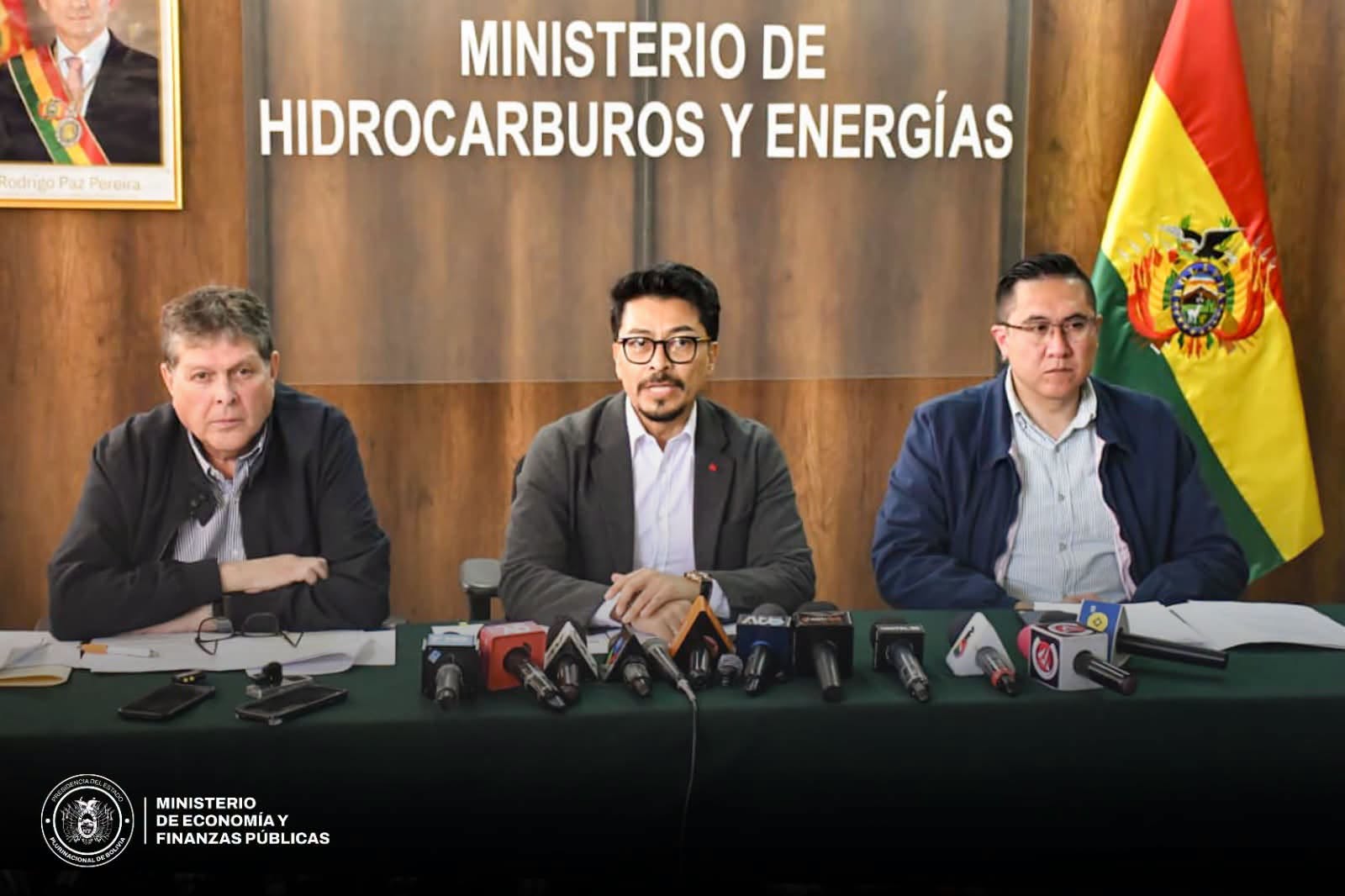 Los ministros de Hidrocarburos, Marcelo Blanco (Izq); de la Presidencia, Fernando Aramayo (centro); y de Economía, Christian Morales, en conferencia de prensa. Foto: MEFP.